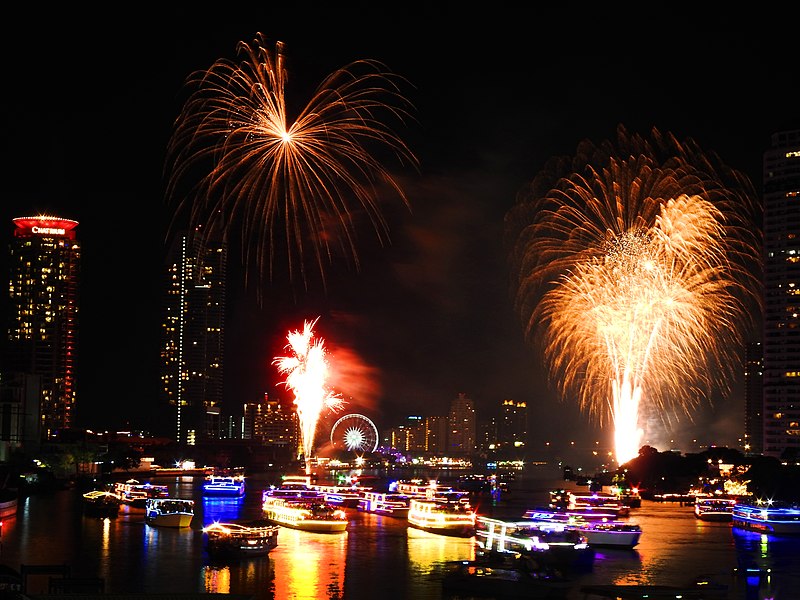800px-Fireworks_in_Bangkok_Thailand_2019_01