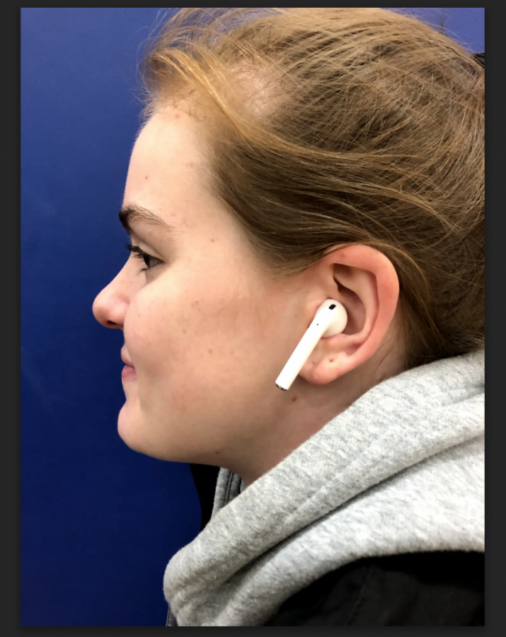 Senior Lily Maz wearing AirPods 
