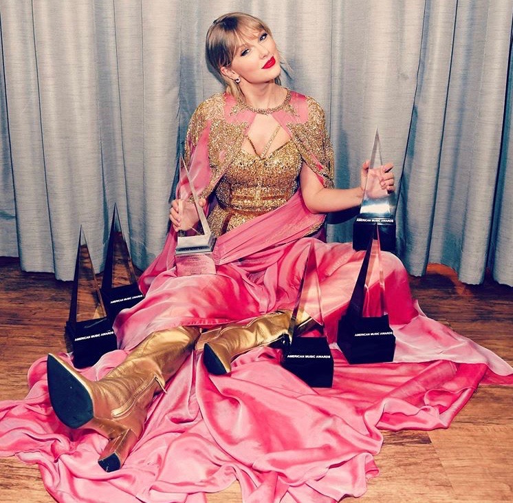 Taylor+Swift+with+her+2019+American+Music+Awards+trophies