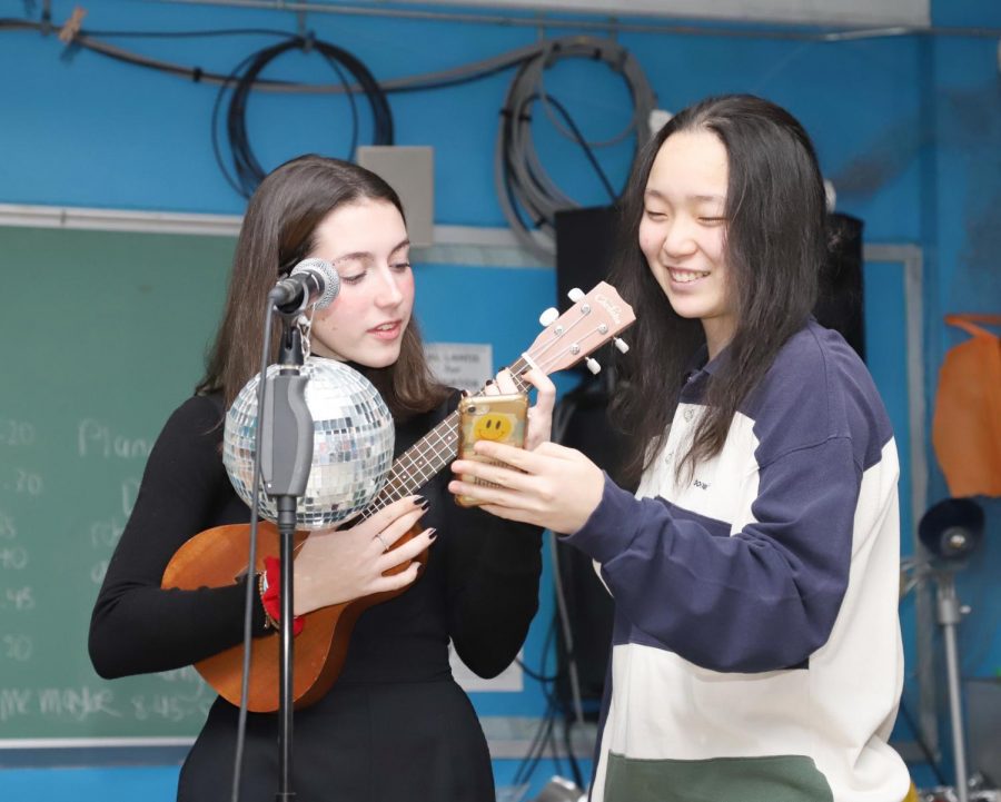 Lily Cassidy (left) and Diana Li (right) performing at Foilo Coffeehouse Jan. 10