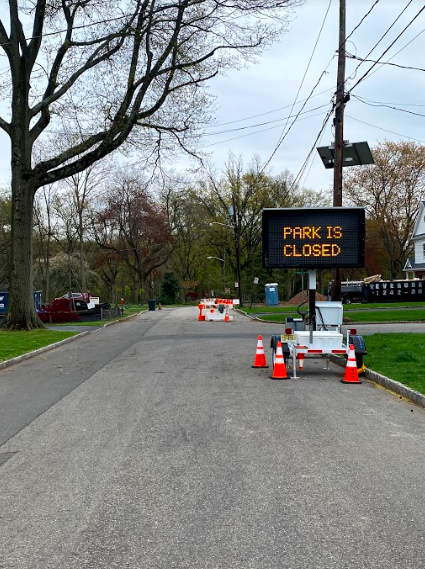 Sign near Tamaques Park alerting residents of a closure. 