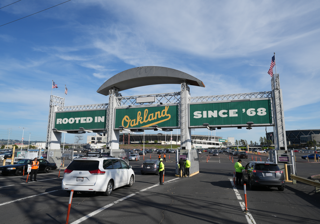 Rooted+in+Oakland+campaign+sign+at+the+entrance+to+Oakland+Coliseum%0A