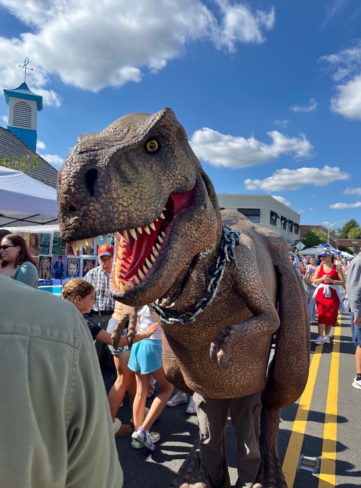 Dinosaur Arise booth’s exhibit of a full-size dinosaur